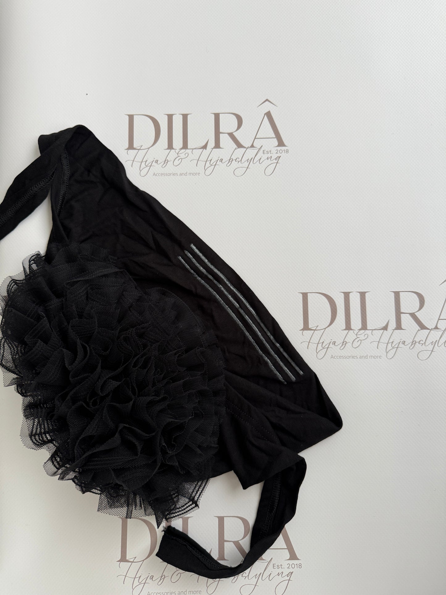 Bonnet mit Rüschendetail & Silikonstreifen